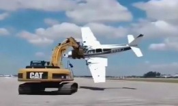 飞机被挖掘机爆料视频,揭秘飞机内部神秘一角